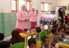 Sukseskan-MBG,-Ketua-YKB-Jatim-Berbagi-Makan-Bergizi-di-TK-Kemala-Bhayangkari-78-Pamekasan