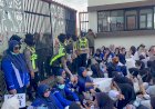 Aksi-Humanis:-Polwan-Bojonegoro-Berbagi-Air-Mineral-kepada-Massa-Unjuk-Rasa
