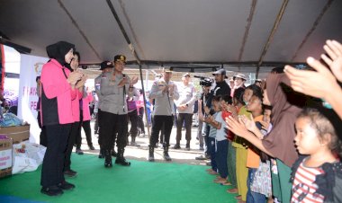 Polri-Hadirkan-Kepedulian,-Berikan-Trauma-Healing-bagi-Pengungsi-Gempa-di-Maumere