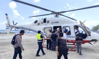 Polri-Evakuasi-Dua-Warga-Palue-Lewat-Jalur-Udara,-Lansia-Korban-Reruntuhan-dan-Ibu-Hamil