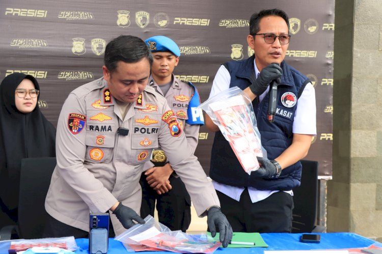 Polres Gresik Bongkar Jaringan Narkoba Amankan 2 Tersangka Pengedar dan 209 Gram Sabu