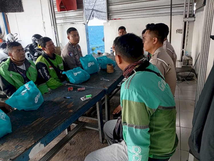 Sambut Hari Bhayangkara ke - 80, Polres Jember Berbagi Paket Sembako untuk Ojol