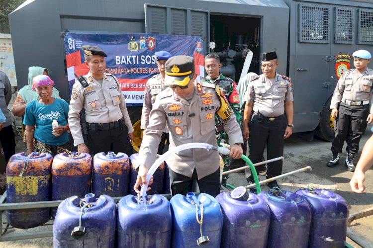Peringati HUT ke-81 RI, Polres Pasuruan Kota Salurkan Air Bersih untuk Warga Pesisir