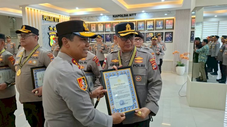Kapolres Flores Timur Terima Penghargaan atas Keberhasilan Penanganan Konflik Sosial di Adonara Timur